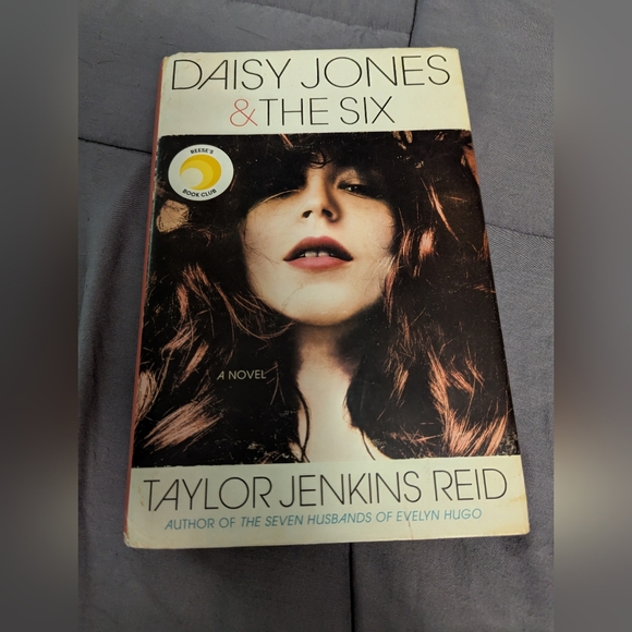 Daisy Jones & The Six Novel by - Picture 1 of 4